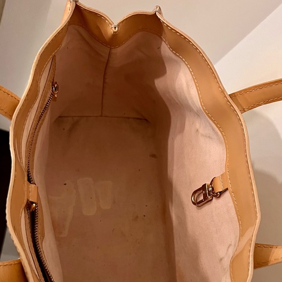 Louis Vuitton Vernice tote in nude metallic - Picture 7 of 16